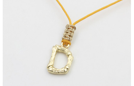 Collar hilo color almibar con nudo macramé dorado 