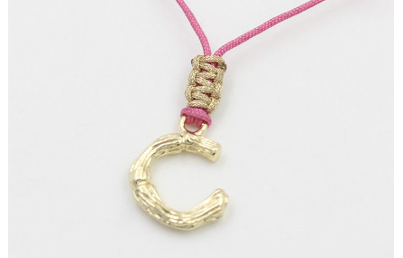 Collar hilo color rosa con nudo macramé dorado pal