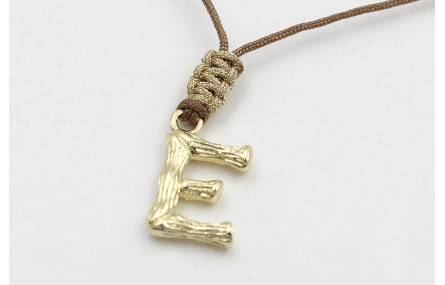 Collar hilo color marrón claro con nudo macramé do