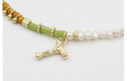 Collar con rectangulos facetados verdes, bolas mos