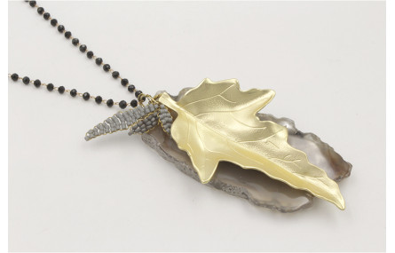 Collar cadena facetada negra con hoja dorada mate 