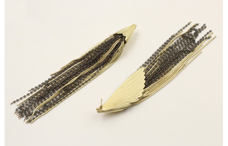 Pendientes perno pluma dorada mate con flecos de c