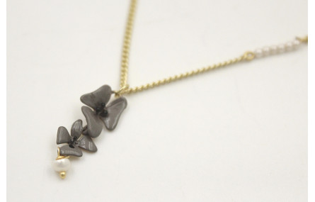 Collar cadena eslabón plano dorada mate con perlas