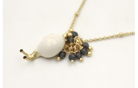 Collar cadena microbola dorada mate colgante carac