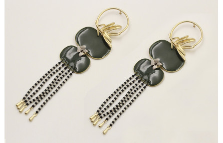 Pendientes perno aro con hojas dorado mate, colgan