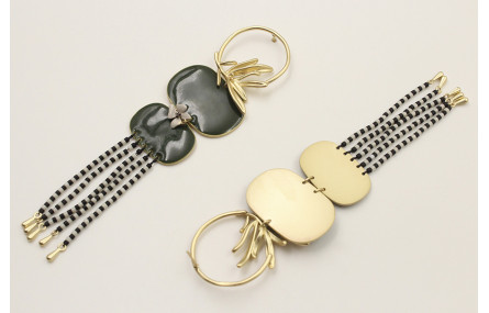 Pendientes perno aro con hojas dorado mate, colgan