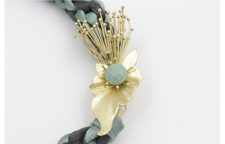 Collar seda verde claro y oscuro con nudo kumihimo