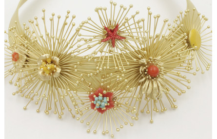 Collar lámina con soles destelleantes dorados mate