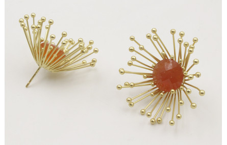 Pendientes pegados al lóbulo con sol destelleante 