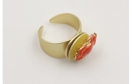 Anillo disco plano con cangrejo esmaltado coral y 