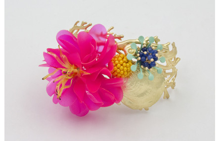 BRAZALETE CORAL DORADO MATE CON LENTEJUELAS FUCSIA