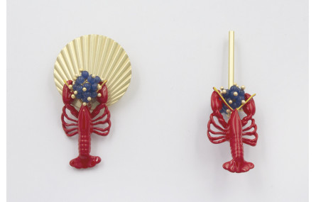 Pendientes asimetricos con perno listón dorado mat