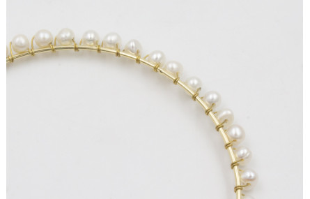 Pulsera rigida dorada con perlas naturles cosidas 