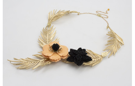 Collar hojas curvadas doradas mates con flor sobre