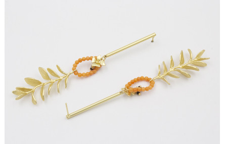 Pendientes perno listón dorado mate con aro corale