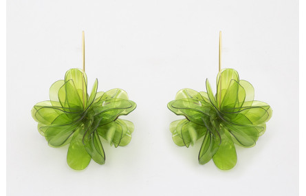 Pendientes V dorado mate con flor lentejuelas oval