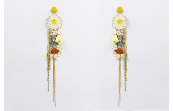 Pendientes perno esmalte mostaza, margarita grande