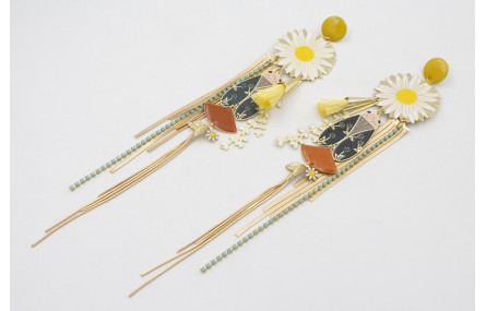 Pendientes perno esmalte mostaza, margarita grande