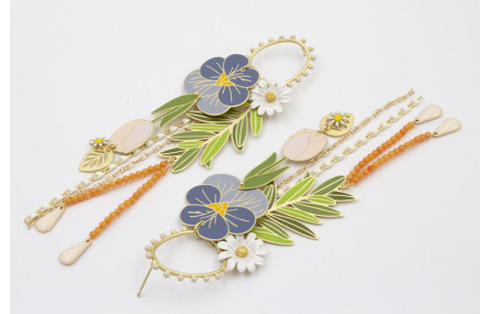 Pendientes aro bolitas blancas con flor esmaltada 