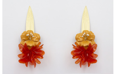 Pendientes hoja alargada dorada mate con flor sobr