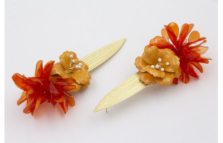 Pendientes hoja alargada dorada mate con flor sobr