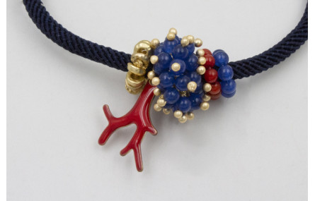 Pulsera de cordón trenzado azul marino con aritos 