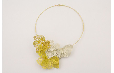 Collar rigido con alas de mariposa esmalte mostaza