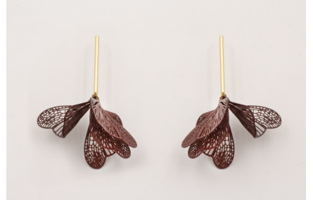 Pendientes perno pivote dorado mate con alas marip