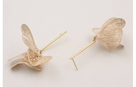 Pendientes perno pivote dorado mate con alas marip