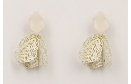 Pendientes pétalo color beige con colgante alas re
