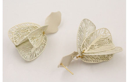 Pendientes pétalo color beige con colgante alas re