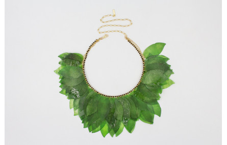 Collar hojas lentejuelas verdes 3 vueltas con cade