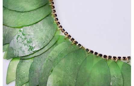 Collar hojas lentejuelas verdes 3 vueltas con cade