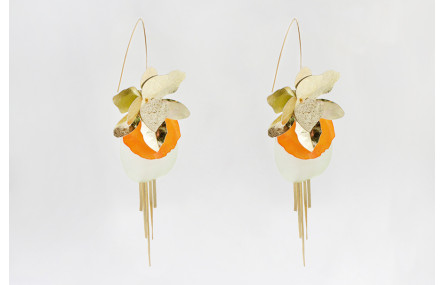 Pendientes V con flores lentejuelas doradas, escam