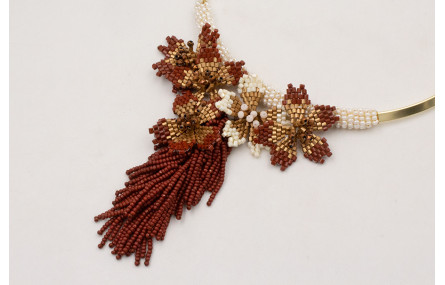 Collar lámina dorada mate forrado de perlas con fl