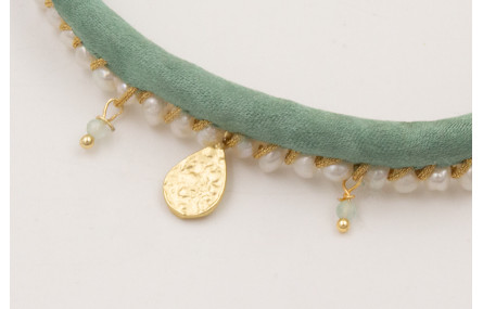 Pulsera de seda rellena verde con perlas cosidas c