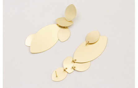 Pendientes ovalos curvados dorado mates.