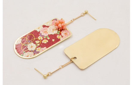 Pendientes perno bolita dorada mate con cadena lis