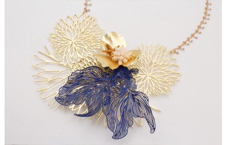 Collar flores de loto y ramas doradas con peces tr