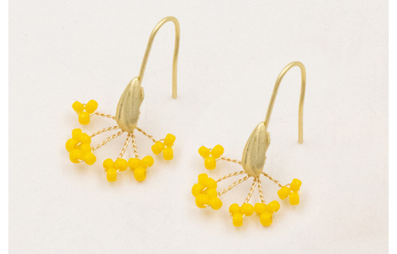 Pendientes gancho con pepita dorada mate y rama de