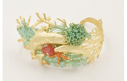 Brazalete de coral con pez tropical esmaltado turq