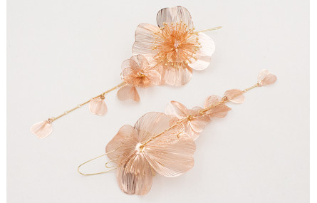 Pendientes gancho dorado con flores metalicas colo