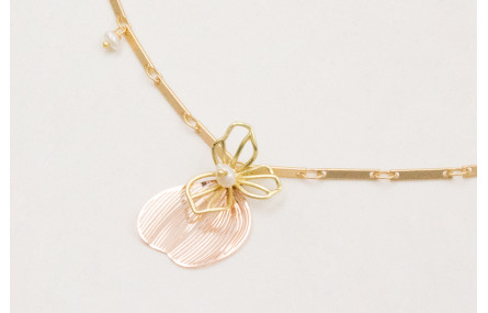 Collar cadena listones con colgante pétalo metaliz
