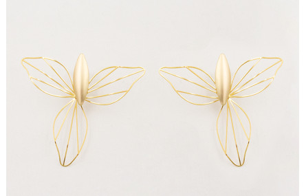 Pendientes perno ovalado concavo con flor 3 pétalo