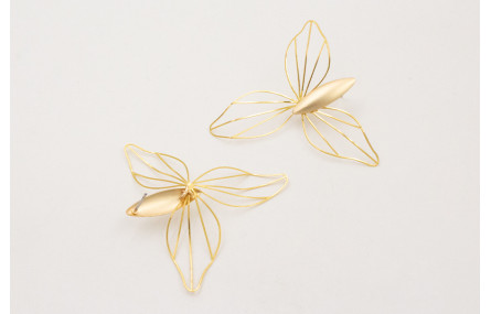 Pendientes perno ovalado concavo con flor 3 pétalo