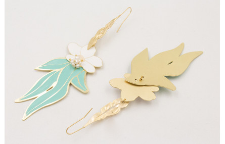 Pendientes hoja alargada calada dorada mate con fl