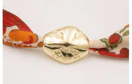 Pulsera lazo estampado bies flores beige y rojas c