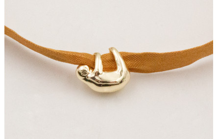 Pulsera seda natural casida color mostaza con koal