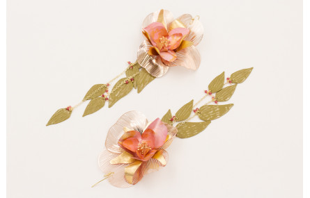 Pendientes gancho sencillo con flor alambre dorada