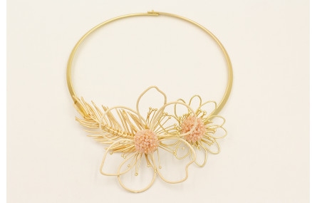 Collar rigido con rama dorada mate, flor de alambr